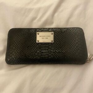 MICHAEL KORS wallet, black w. silver hardware. Zipper, card slots on both sides.